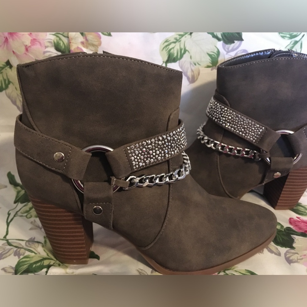Elegant Women's Ankle Boots with Chain Accent